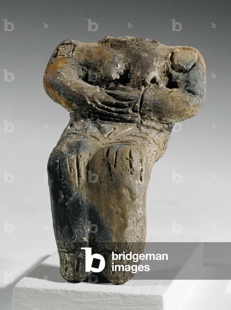 Sitting female clay figure (clay)