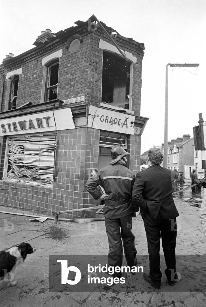 "Ripulire dopo la bomba dell'IRA nella zona Shankill Loyalist di Belfast nei primi anni '70" 1974
