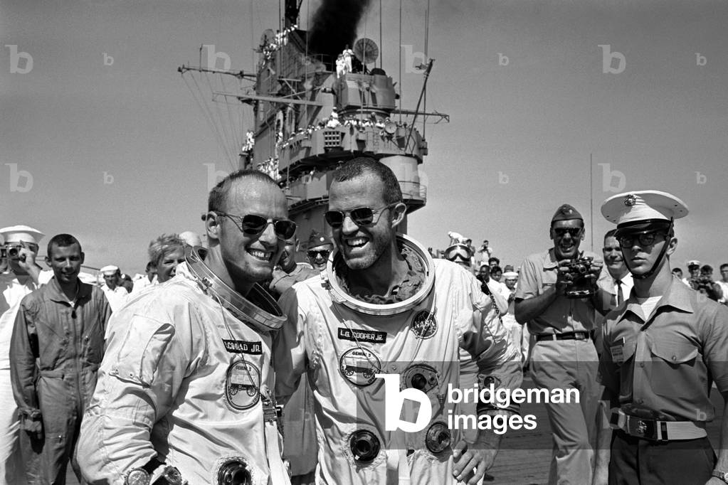Immagine di Fotografia "Gli astronauti L. Gordon Cooper Jr. (a destra) e Charles Conrad Jr. camminano sul pont