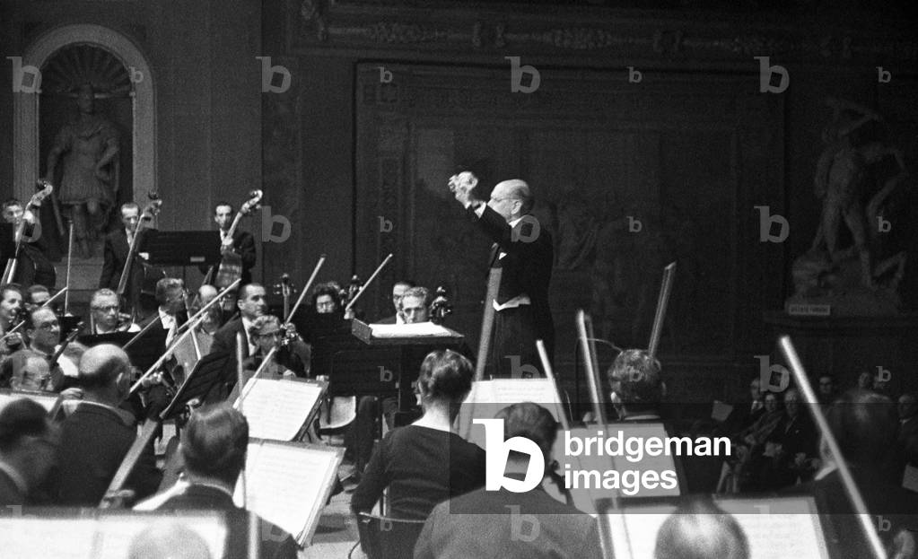 Fotografia di Igor Stravinsky che dirige 'L'uccello di fuoco' a Roma nel 1958