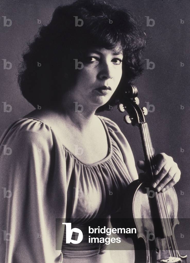 Bild von Fotografie "Lydia Mordkovitch mit Geige" von Suzie Maeder