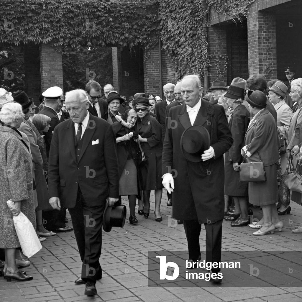"Foto del funerale del regista tedesco John Olden", b/w
