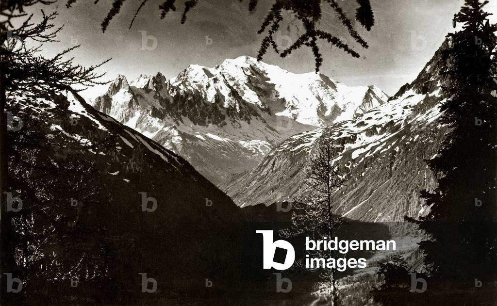 Immagine di Fotografia "Vista sulle cime del Monte Bianco e di Chamonix (Alpi)" 1950 di Unknown photographer