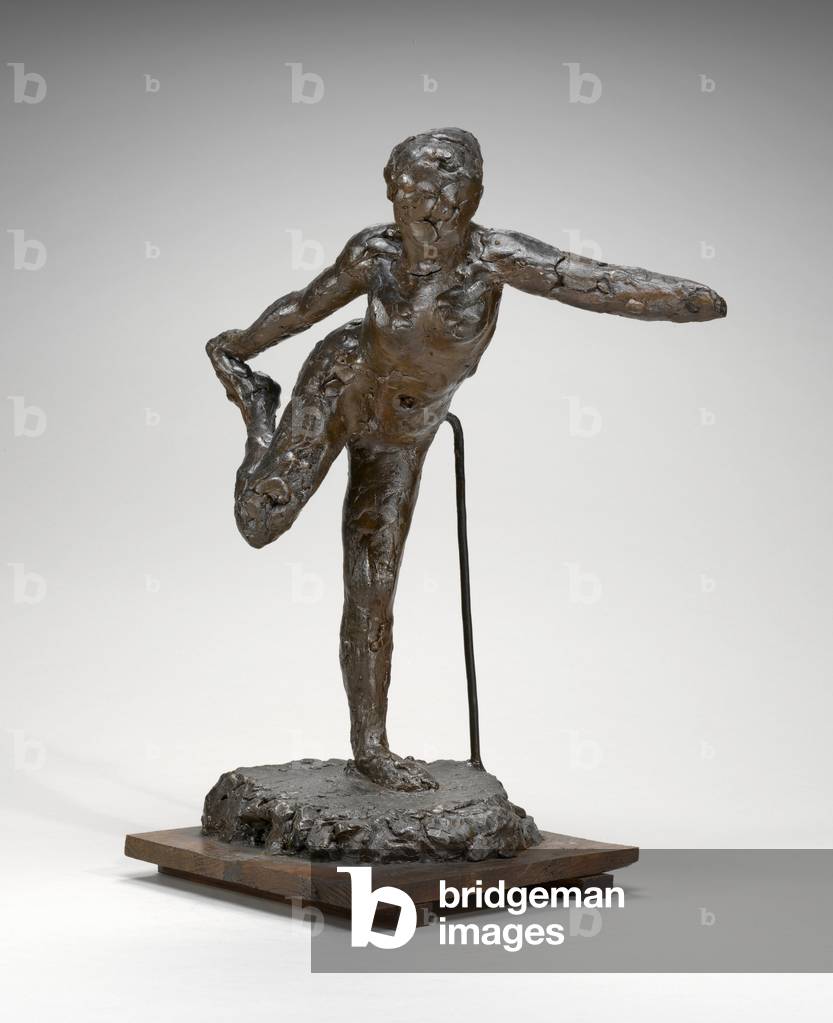 "Tänzerin hält ihren rechten Fuß in ihrer rechten Hand", c.1900-1911 von Edgar Degas, b/w