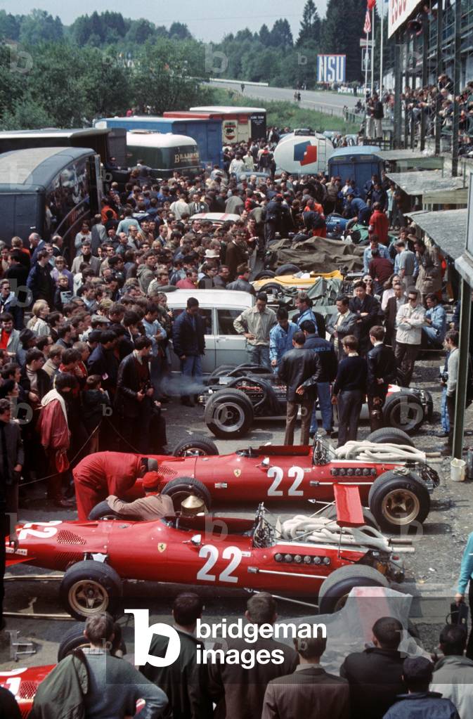 Bild von Fotografie "22 Chris Amon Ferrari 312 in Spa Fahrerlager" 1968