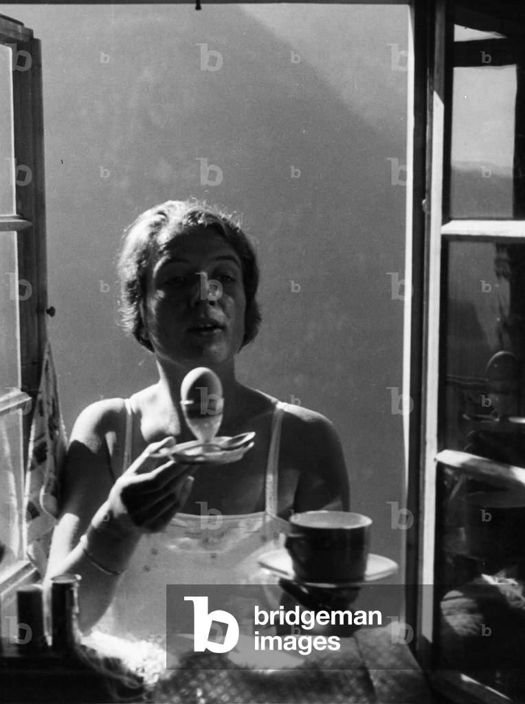 Giovane donna con colazione, 1930 (foto b/n)