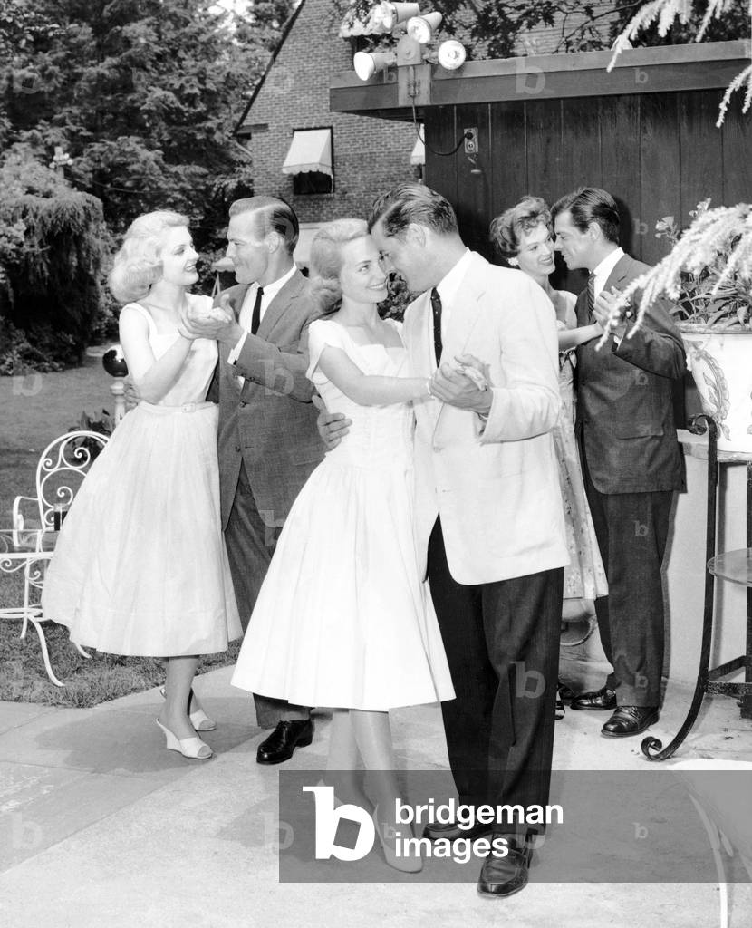 Immagine di Fotografia "Tre coppie che ballano fuori sul patio (foto b/n)", b/w