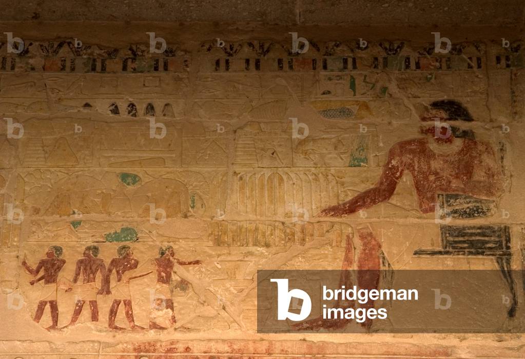 Mastaba von Nefer und Kahay. Entlastung. Der Verstorbene saß vor dem Tisch der Angebote, während die Diener ih