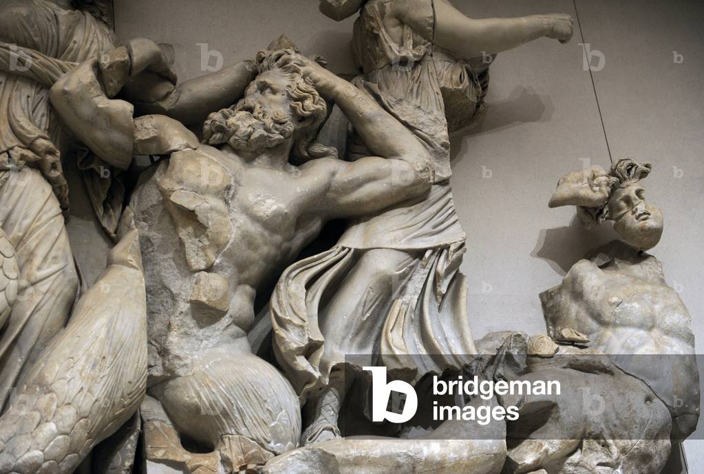 Altare del Pergamo. Le tre Moirai, dee del destino, uccidono i Giants Agrios e Thoas con mazze di bronzo.