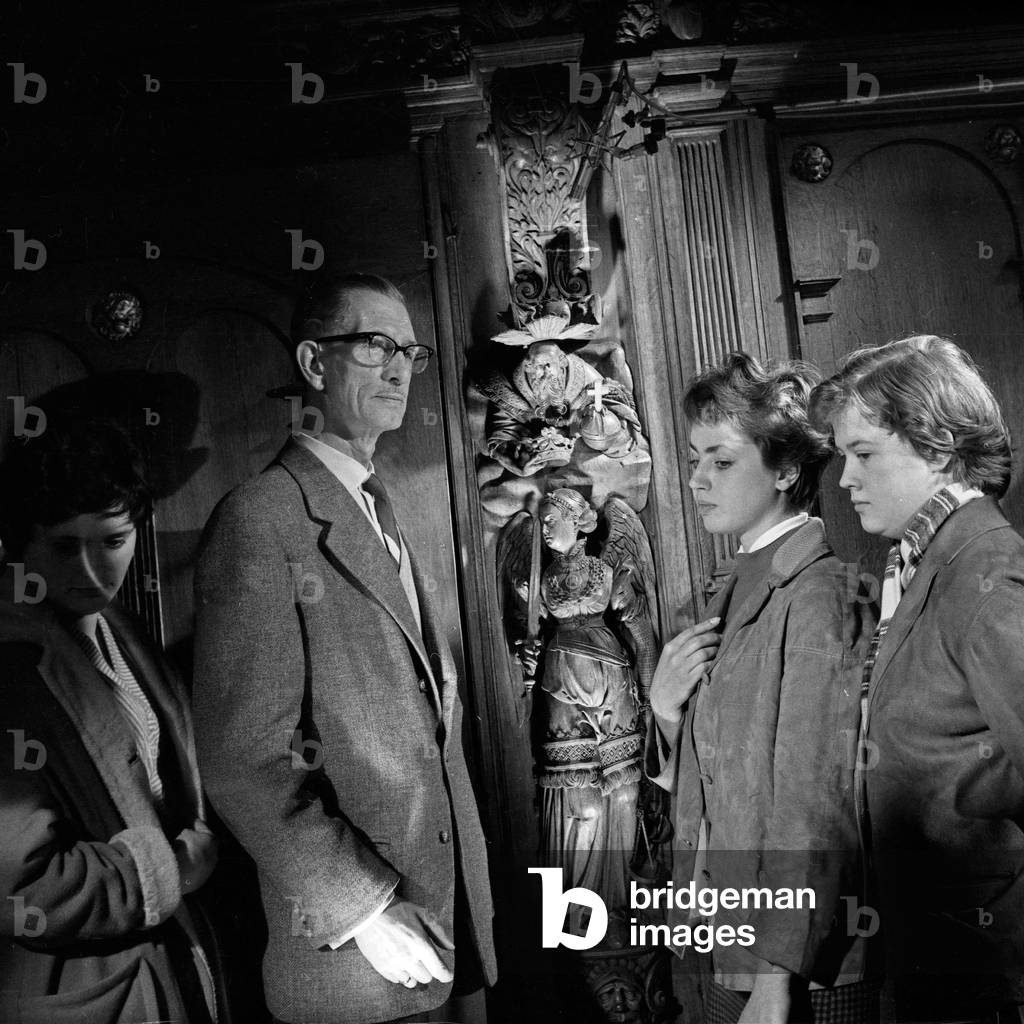 Visita guidata attraverso un museo a Lueneburg, Germania anni '60