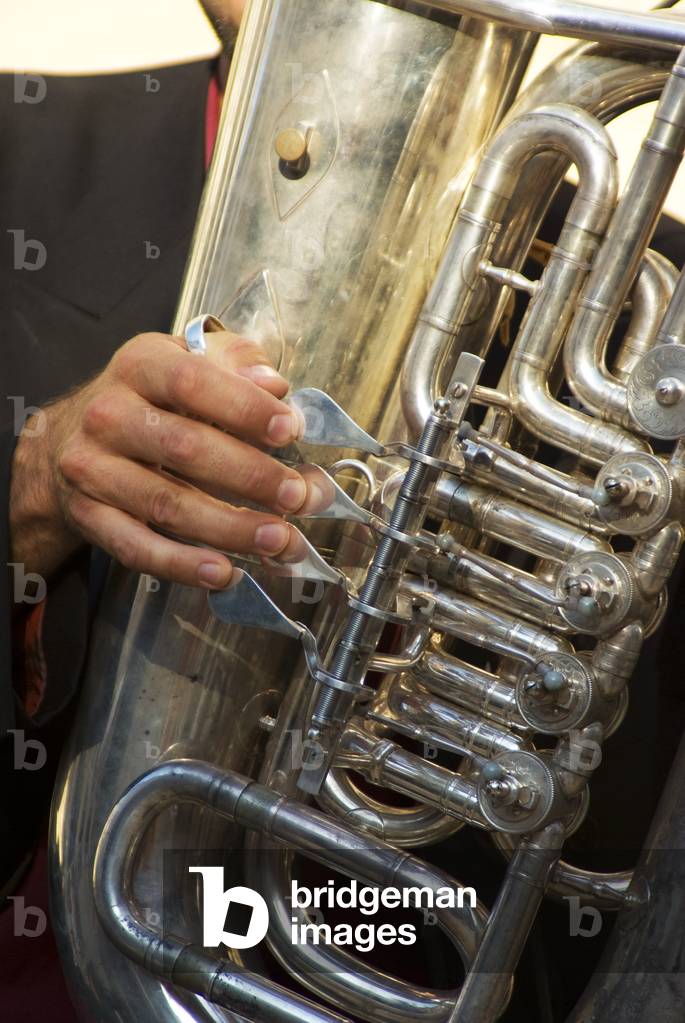 Immagine di Fotografia "Primo piano della mano destra del suonatore di basso tuba sulle valvole." di Odile Noe