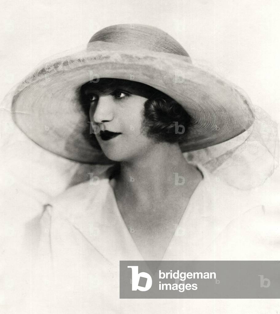 "donna in grande cappello di morbido crine e pizzo" 1923 di Underwood & Underwood, b/w