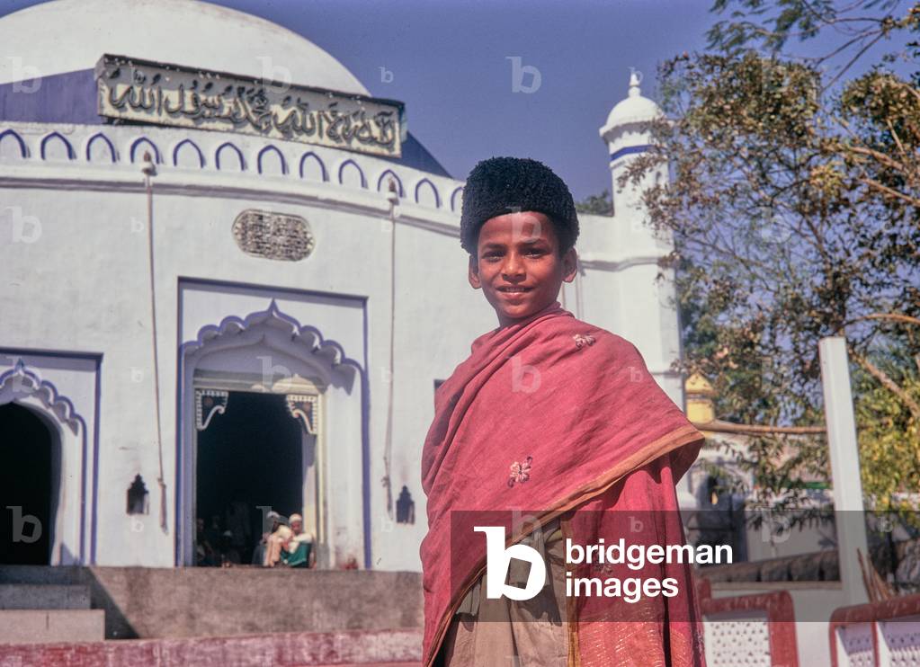 "Ragazzo musulmano alla moschea in Bangladesh" 1978