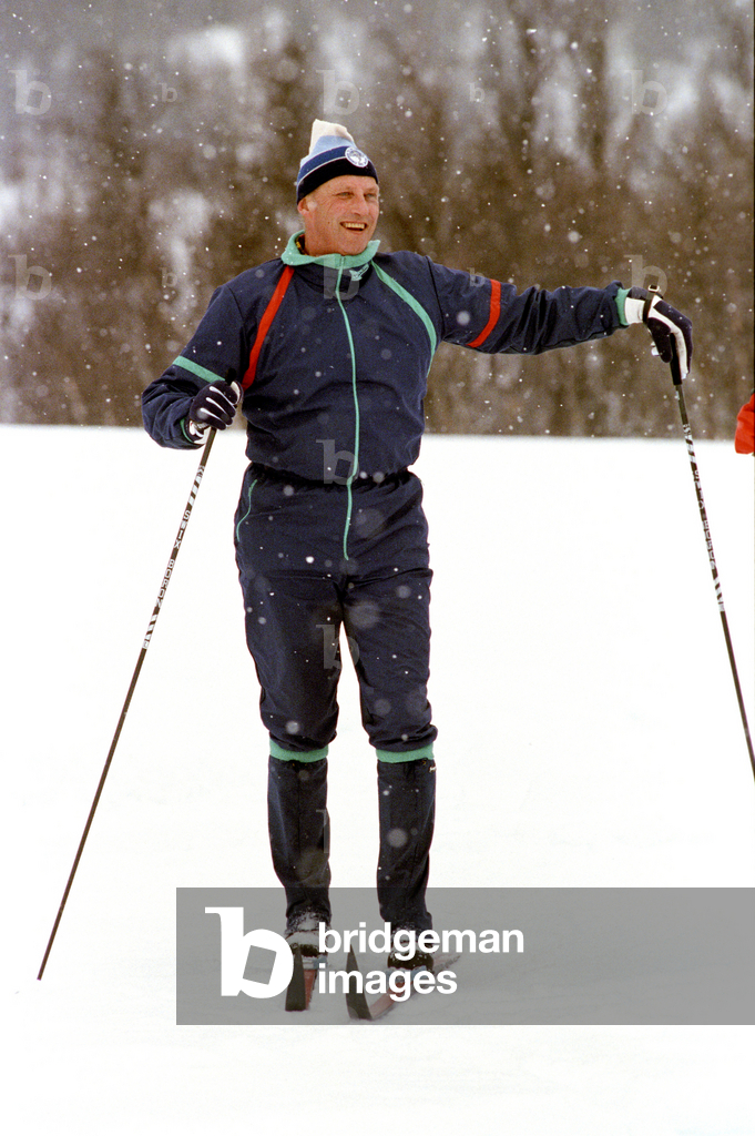 Bild von Fotografie "Beitostølen 19930327: Ein sanfter König Harald beim Skifahren auf der Skipiste" 1993