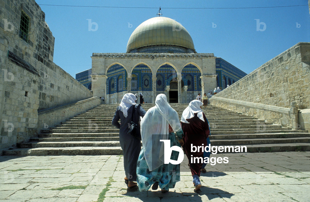 Immagine di Fotografia "Donne musulmane in cammino verso il Dome of the Rock a Gerusalemme - Israele..." 1990