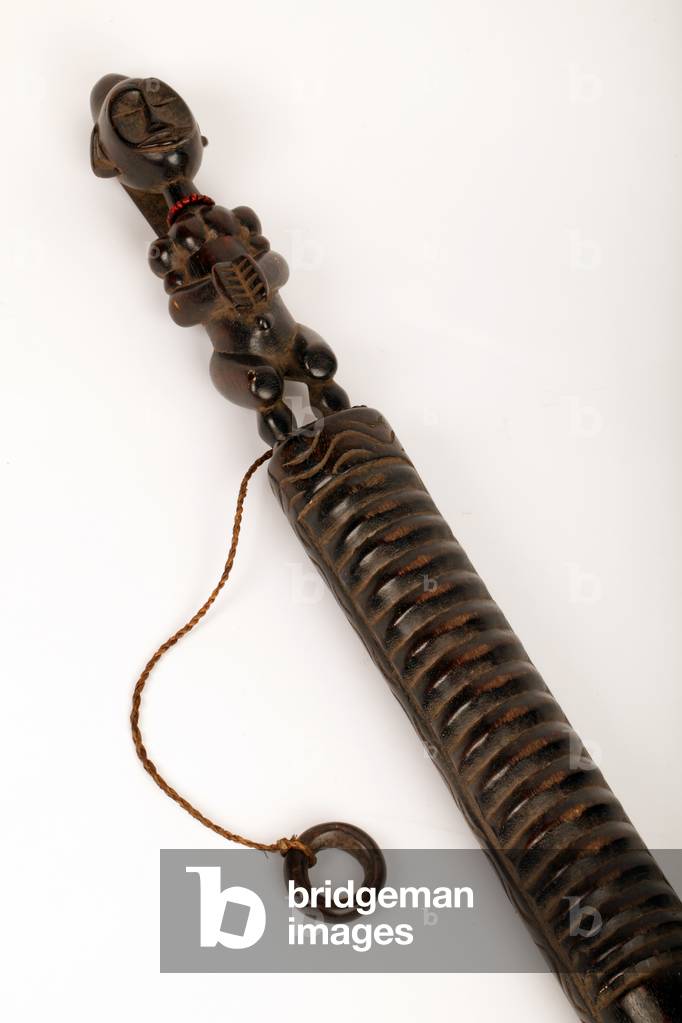 Guiro africano decorativamente intagliato con una figura in testa