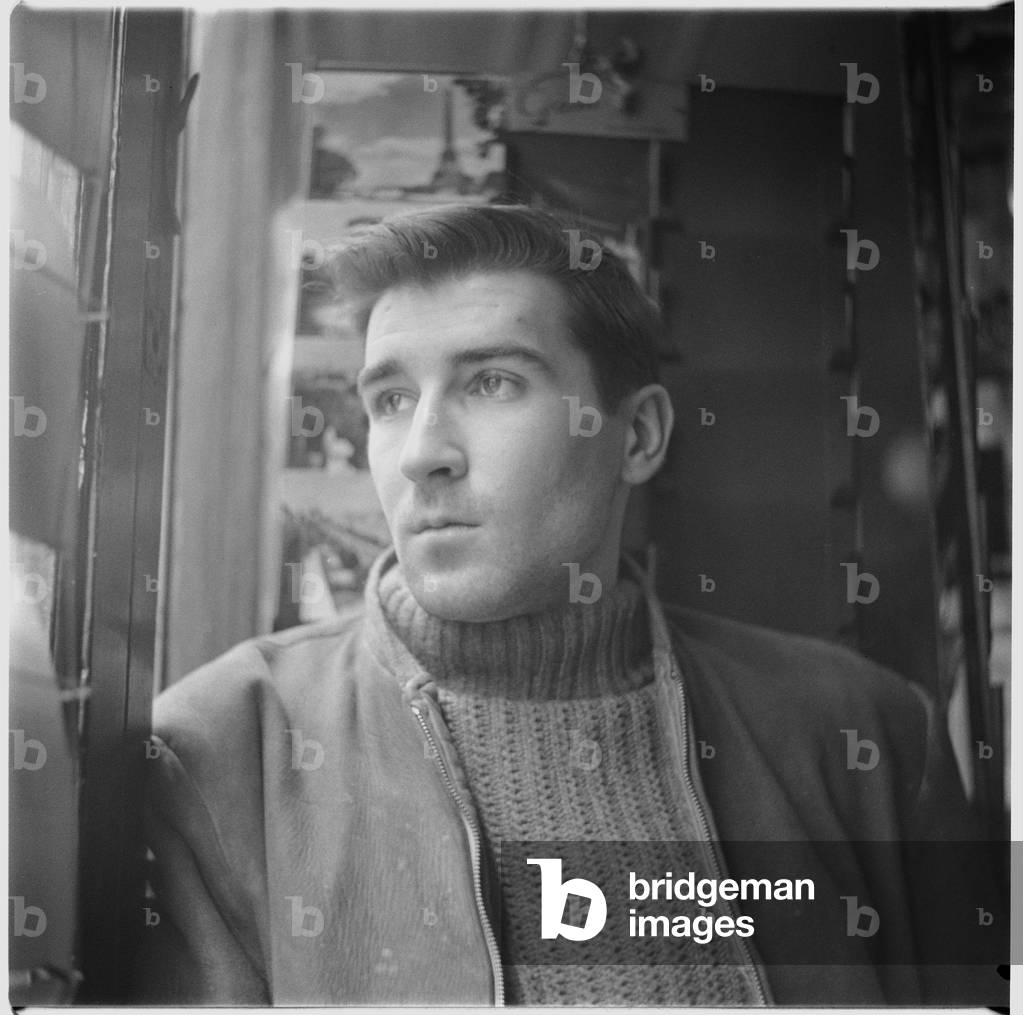 Bild von Fotografie "Unbekannter Mann in Paris" 1955 von John Deakin, b/w