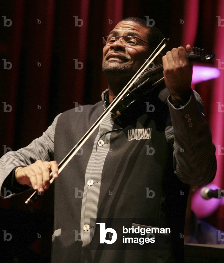 Immagine di Fotografia "Omar Puente suona il violino alla Fiesta Afro-Cuban" di Vicky Alhadeff