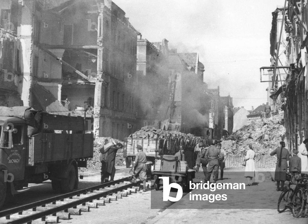 Image of Photography depicting Truemmerzug (rubble train) 1945 by German Photographer, b/w