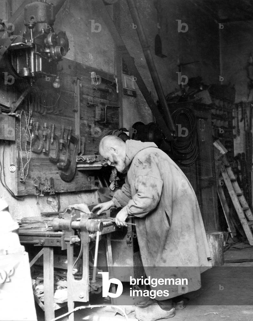Immagine di Fotografia "Monaco trappista che lavora il legno" di Unknown photographer, b/w