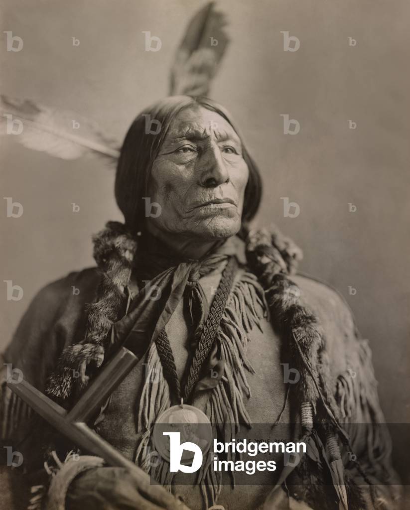 Wolf Robe, Southern Cheyenne Chef, trägt ein Benjamin Harrison Presidential Medaillon, das er 1890 von der Bun
