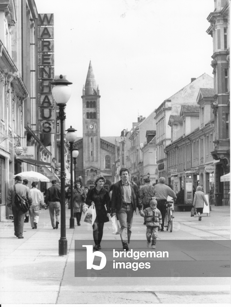 Bild von Fotografie "Brandenburger Straße in Potsdam" 1993 von Peter Sengpiehl