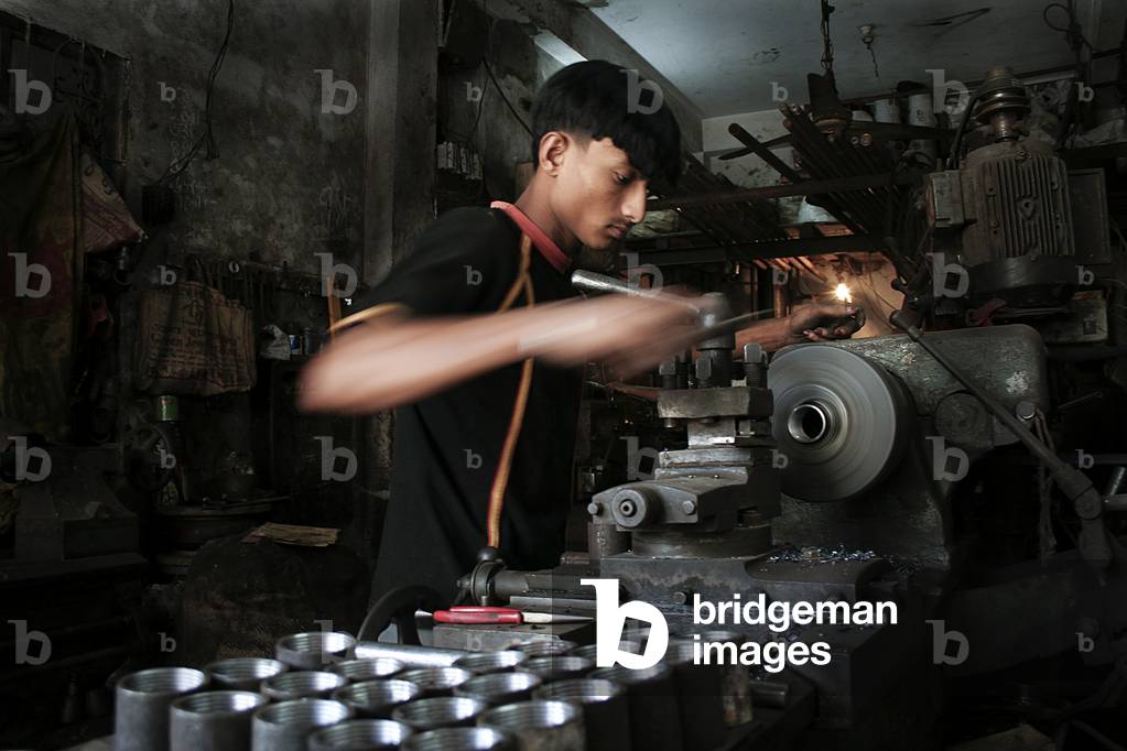 Ci sono più di 35 cantieri navali nel vecchio Dhakas keraniganj zona sul lato del fiume Buriganga, dove piccol