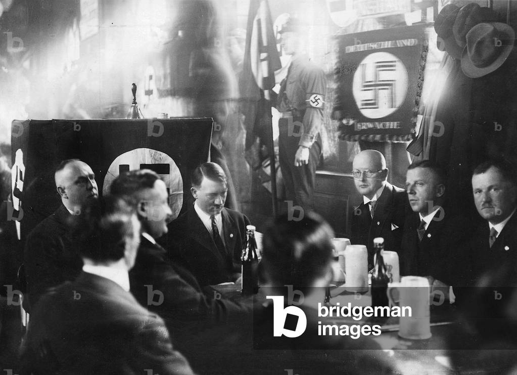 Hitler im Hofbraeuhaus in München, 1929 (s/w Foto)