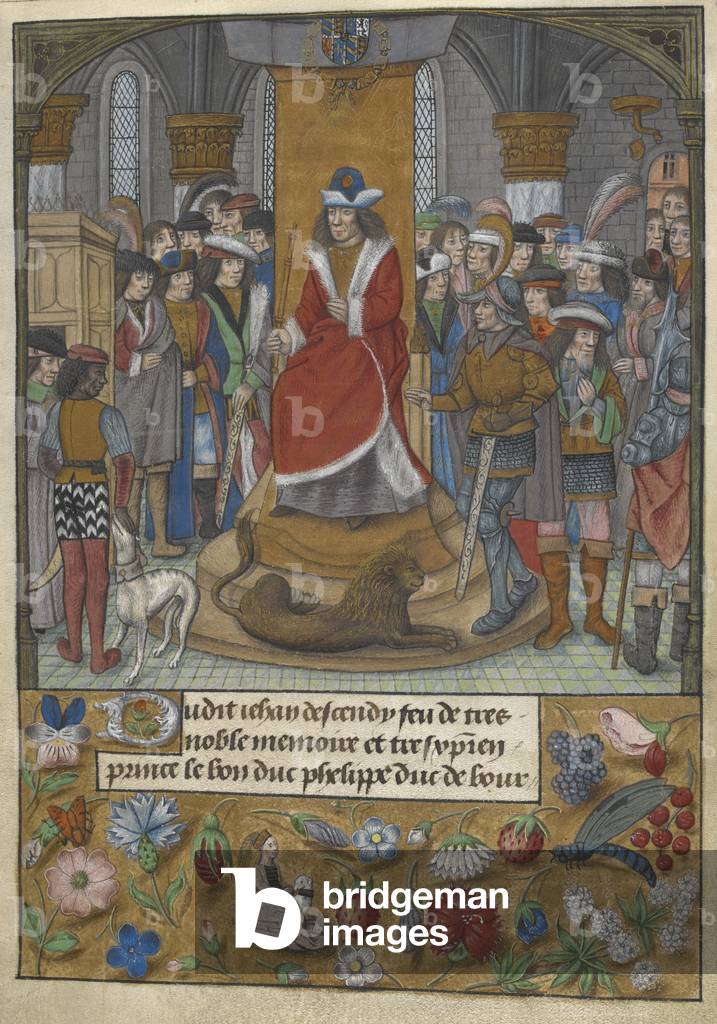 Miniatura di Filippo il Buono in trono tra i membri dei Cavalieri del Vello d'Oro, mentre un leone siede ai su