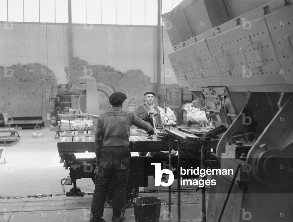 Årdal. Årdal works where aluminum is produced in the electrolysis halls that are …, 1948 (photo)
