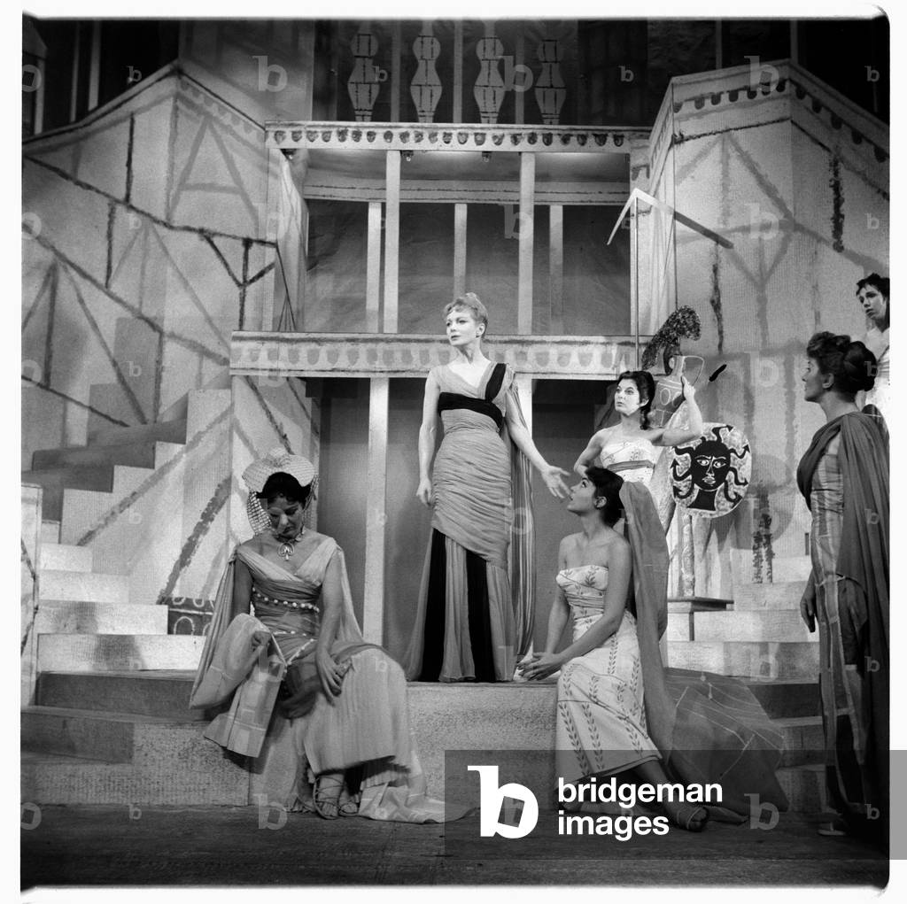 Bild von Fotografie "Lysistrata am National Theatre" von John Deakin, b/w