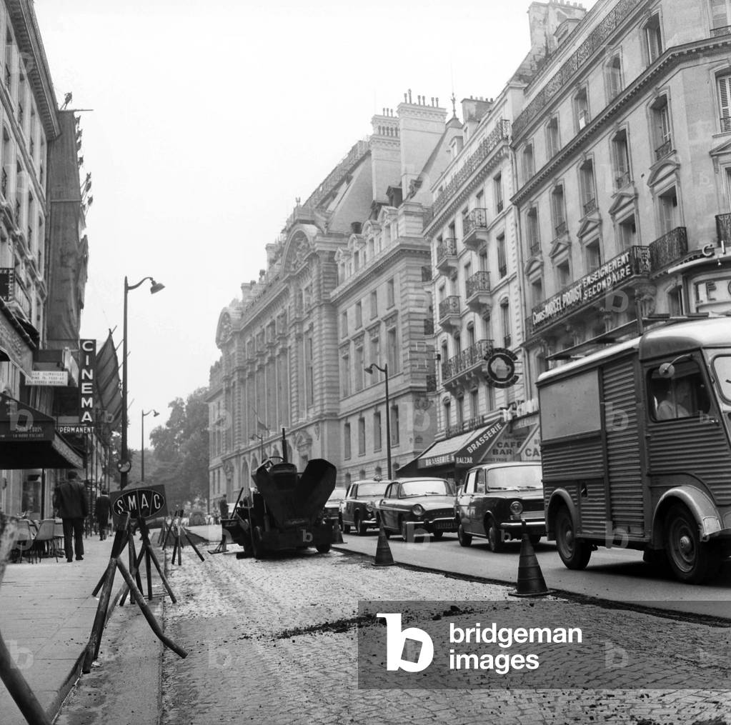 Image de Photographie représentant Asphalte sur pavés 1968 par Giovanni Coruzzi, b/w