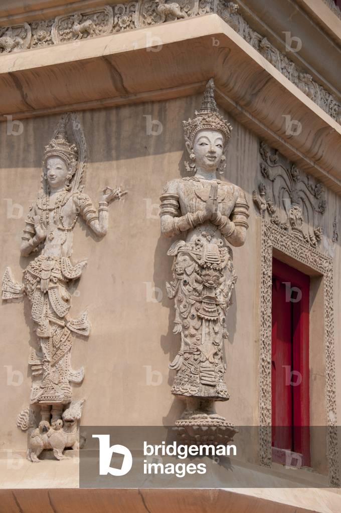 Thailandia: Sculture di thewada (angeli) sull'edificio Ho Trai o biblioteca, Wat Phra Singh, Chiang Mai, Thail