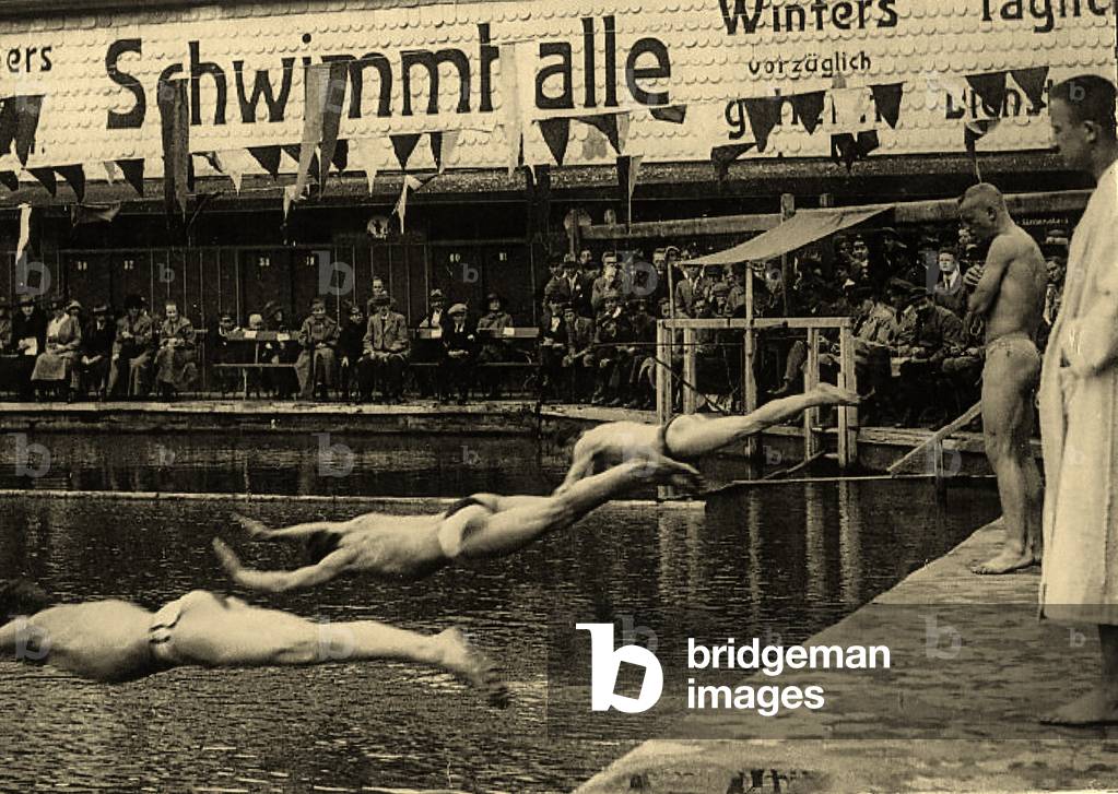 "L'inizio di una gara di nuoto" 1920, b/w