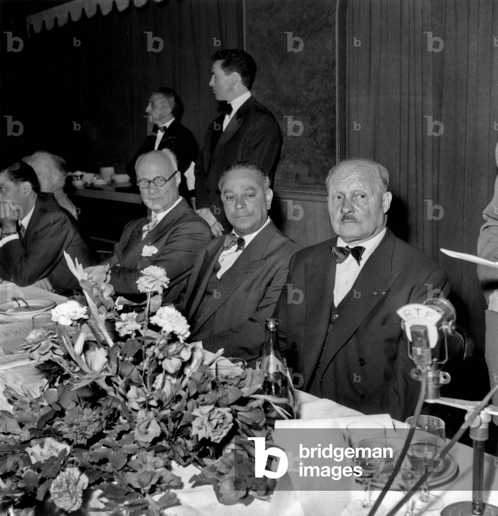 Image de Photographie représentant M. Le Troquer (à droite) tandis que M. Guy Mollet (Premier ministre) pronon