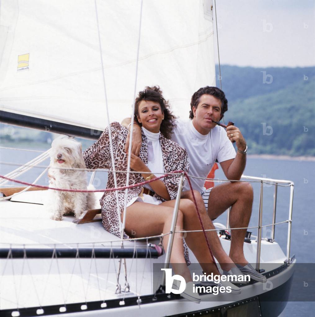 Bild von Fotografie "Die deutsch-britische Popsängerin Ireen Sheer posiert Ende der 1980er Jahre mit ihrem lan