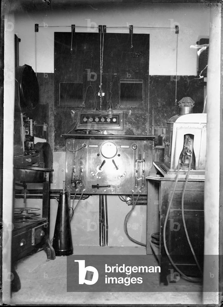 Bild von Fotografie "Elektrische Laterne und Kinematografie Ausrüstung", 1909-10 von Christopher Pratt, b/w