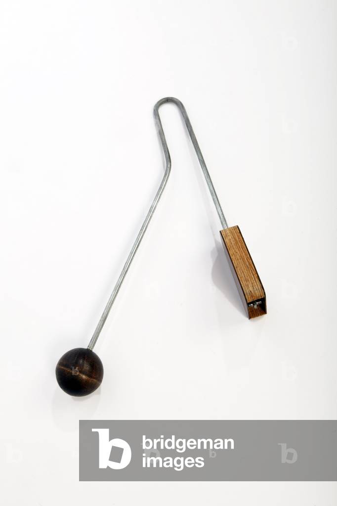 Vibraslap. Strumento a percussione ad effetto sonoro che si suona colpendo la palla di legno, facendo tintinna
