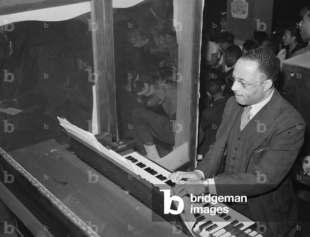Bild von Fotografie "Der Organist der afroamerikanischen Rollschuhbahn" 1941 von Lee Russell