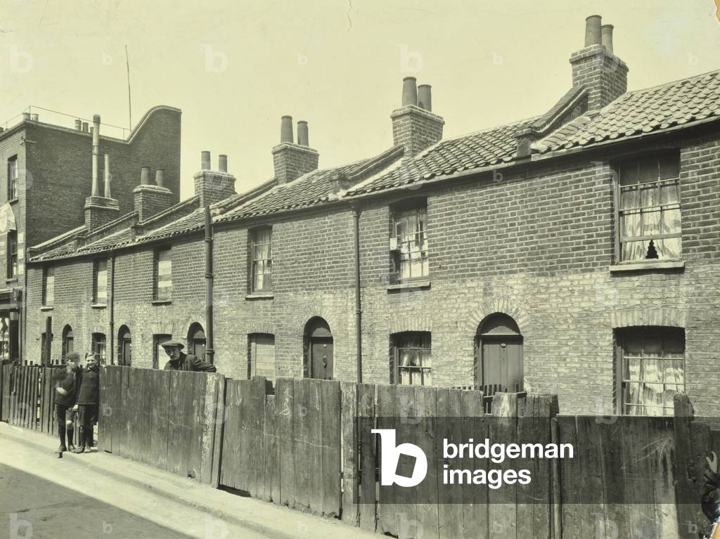 Immagine di Fotografia "Ware Street: proprietà baraccopoli" 1924 di English Photographer, b/w