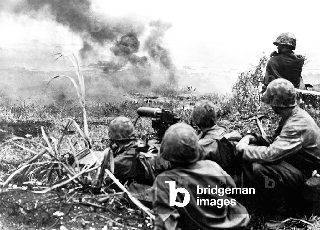 Immagine di Fotografia "Guerra nel Pacifico: soldati americani durante le battaglie sull'isola giapponese di S