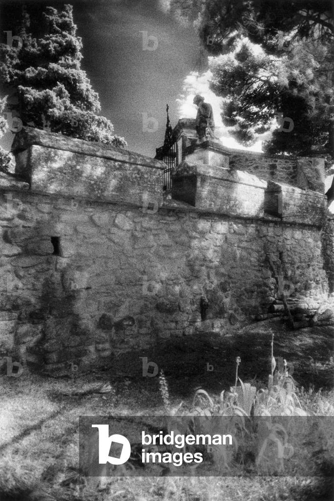 Immagine di Fotografia "Cimitero di Mazan" di Simon Marsden, b/w