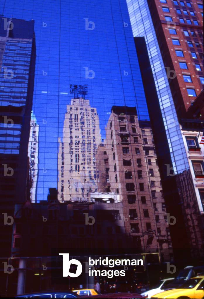 Reflexionen in New York Wolkenkratzer Fenster