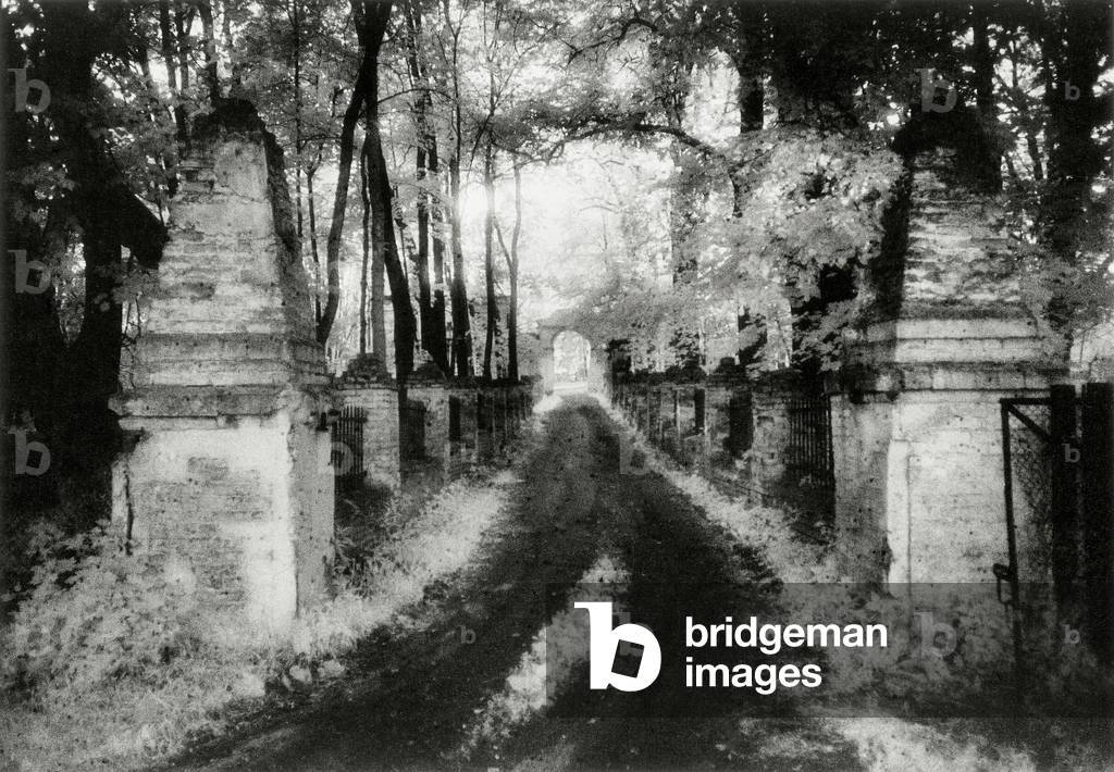 Die Einfahrt und das Eingangstor, Nikolskoe-Gagarino Estate, Ruzsky, Moskauer Bezirk, Russland (s/w Foto)