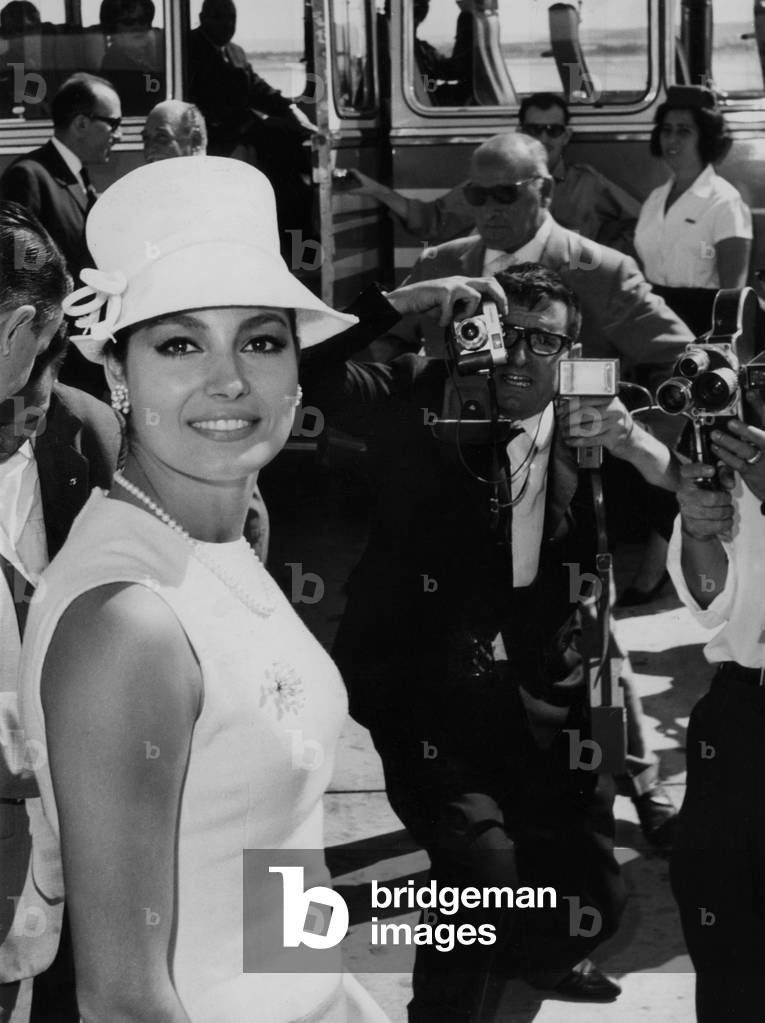 Rosanna Schiaffino bei ihrer Ankunft in Madrid, 1964 (Foto)