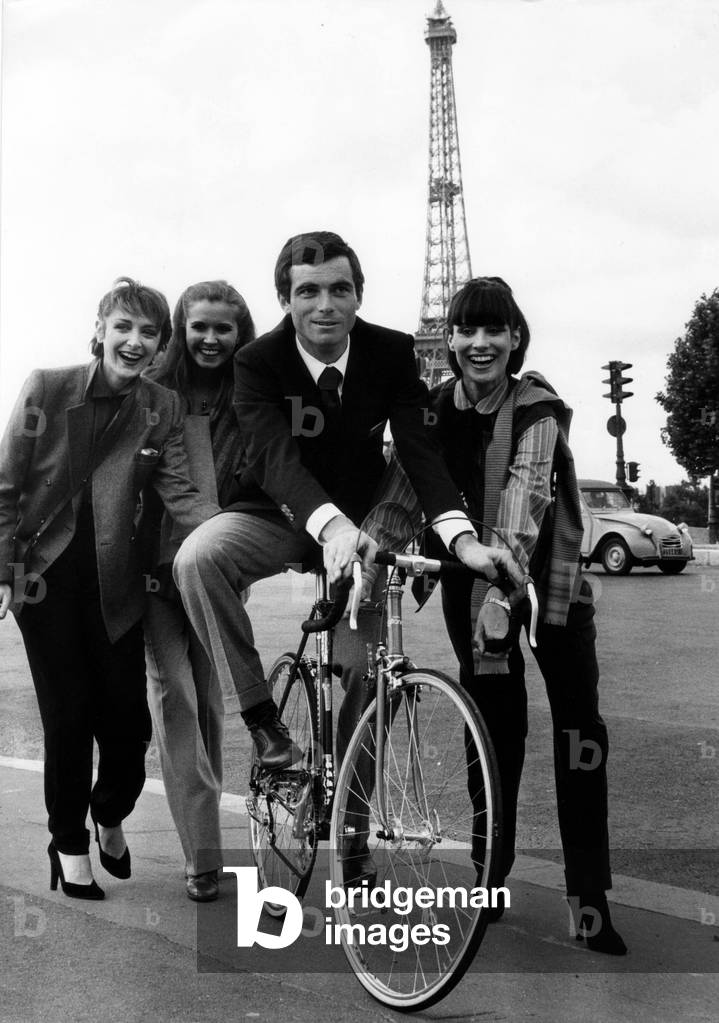 Bild von Fotografie "Der französische Radrennfahrer Bernard Hinault mit 3 Models (Guy Laroche) am 26. Juni 197