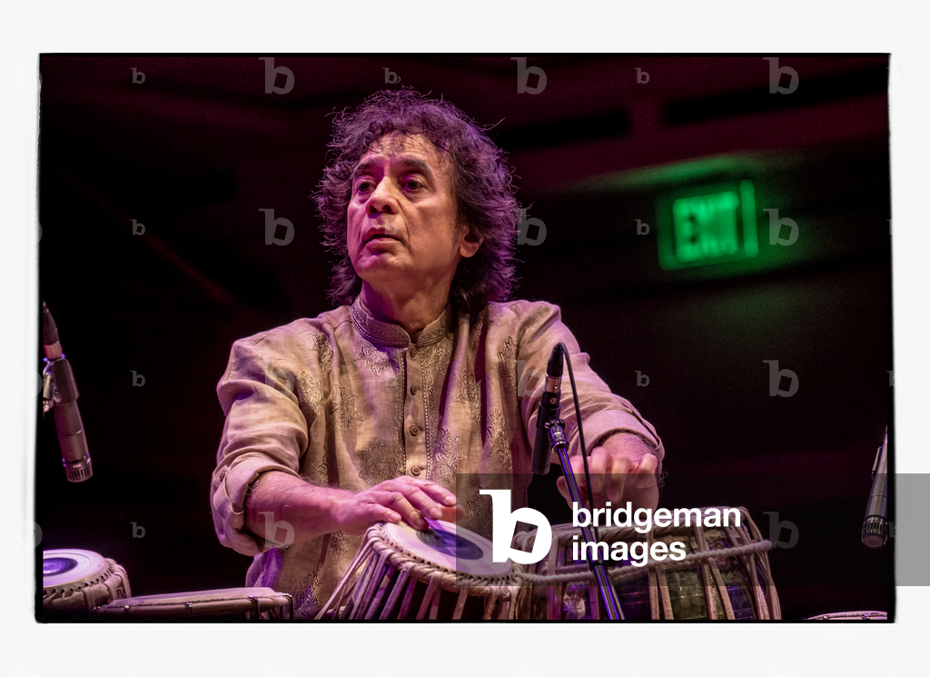 Bild von Fotografie "Zakir Hussain im Schermerhorn Symphony Center" 2018 von Alan Messer