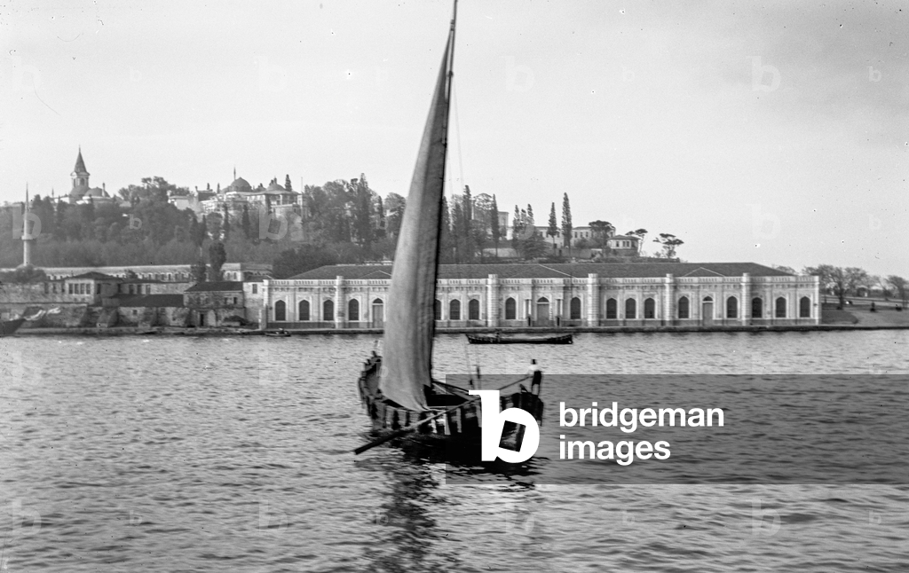 Bild von Fotografie "Vintage-Küstenszene am Kaspischen Meer mit Segelboot" 1908 von Fritz Wentzel