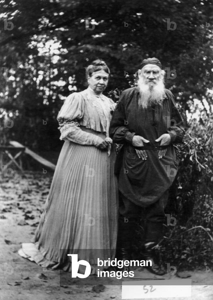 Bild von Fotografie "Leo Tolstoy with his Wife Sofia Tolstoya" 1907, b/w