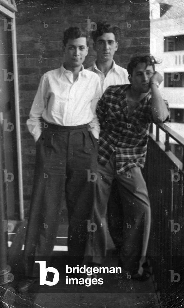 "Arnold Wesker appoggiato sul balcone (in camicia a quadri) con due cugini presso Upper Clapton Council Estate